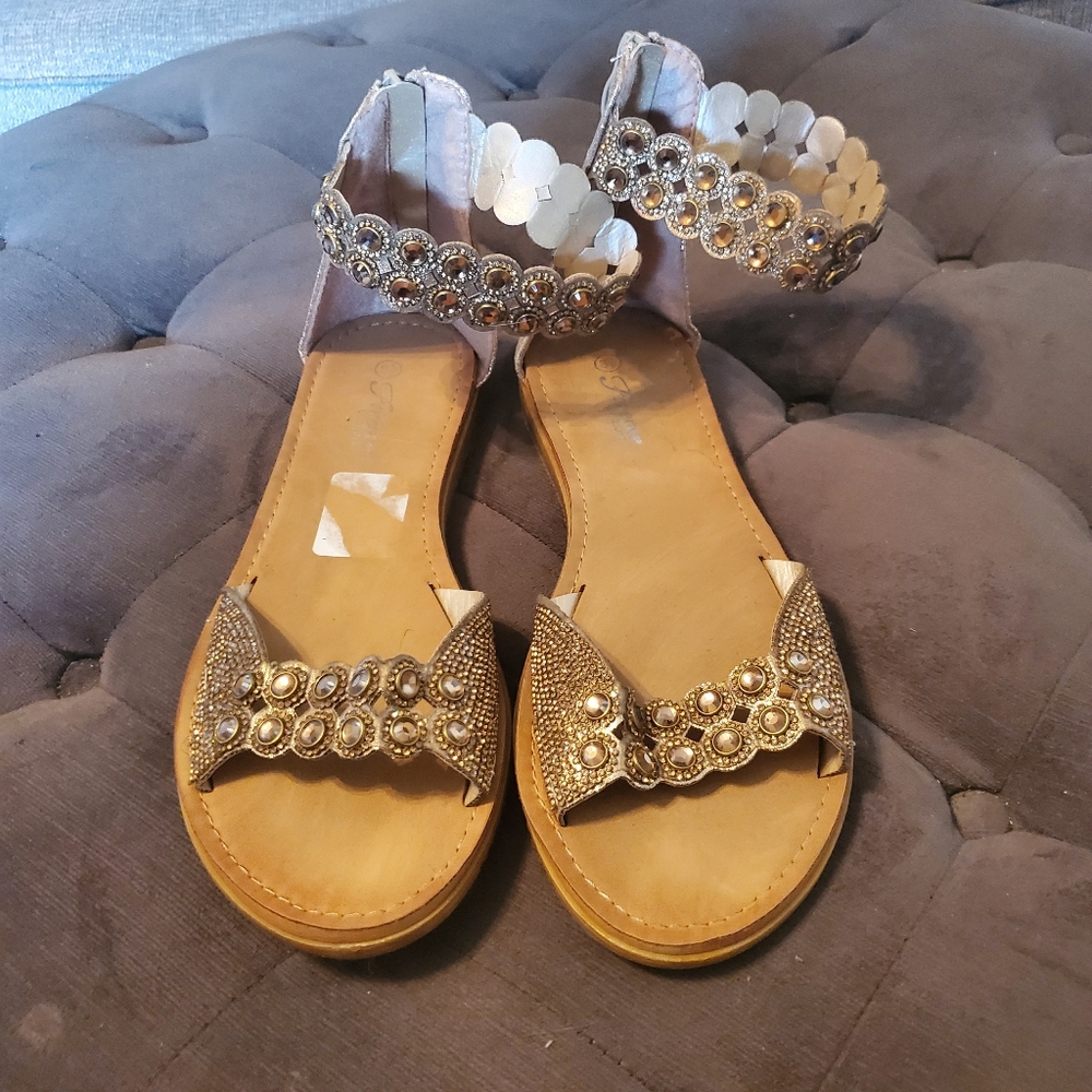 Tan sandle